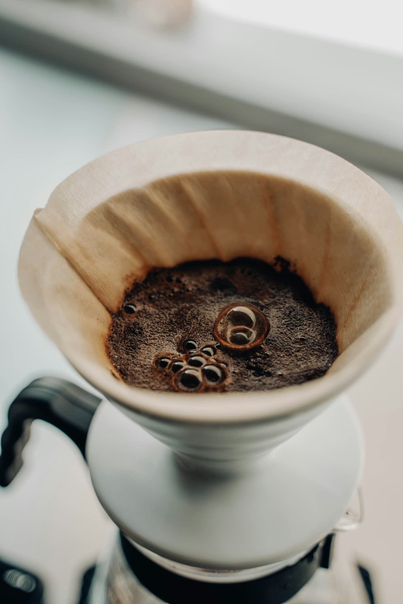 Gemalen koffie zwelt op in een papieren filter
