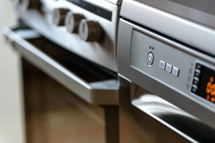 Met deze schoonmaak tips lijkt je oven weer als nieuw!